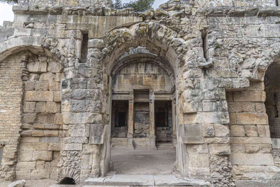 Francia - Nimes 056 - Templo de Diana.jpg